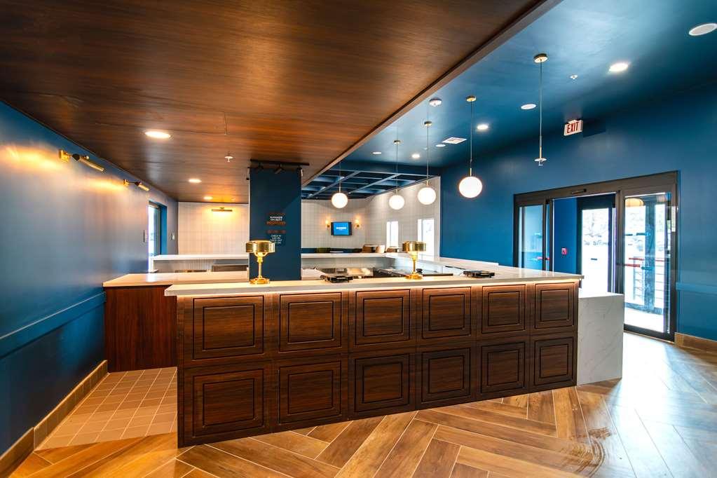 The Ellsworth Hotel, Ascend Hotel Collection Уилямс Ресторант снимка